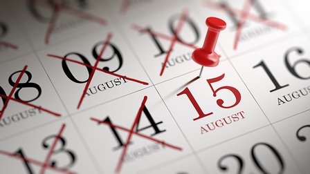Kalender, auf dem der 15. August mit einer roten Nadel markiert ist