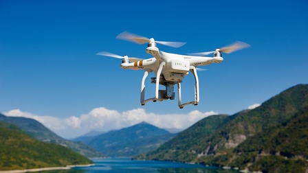 Drohne fliegt über Landschaft