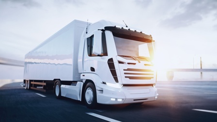  Weißer LKW fährt auf einer Straße