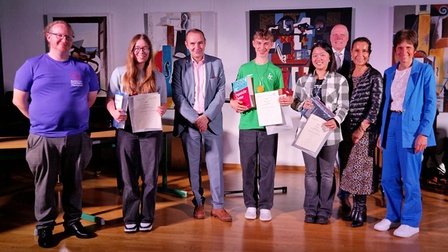 Im Bild v. l.: Martin Ertl, Esther Hayder, Leonhard Werner, Matteo Bertignoll, Yuncheng Dou, Rupert Sodl, Eva Panholzer und Brigitte Reisinger.