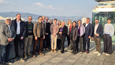 Eine Delegation aus dem Salzkammergut beim Besuch in der Kunstuni Linz.
