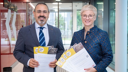 WKOÖ-Präsidentin Doris Hummer und Kurosch Yazdi-Zorn, Vorstandsvorsitzender pro mente OÖ, präsentieren das Projekt helpline.lehre.