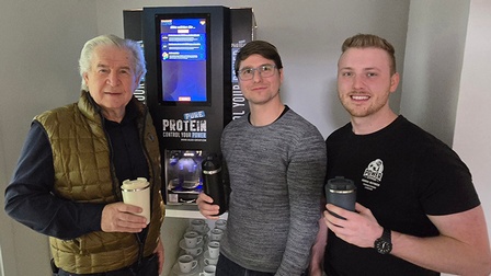 Die Gesellschafter Vrecun, Aumair und Reifinger (v. l.) mit dem innovativen Ingena-Getränkeautomaten-System.