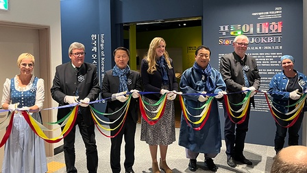 Ausstellungseröffnung im Weltkulturerbe-Zentrum in Südkorea mit Maria Wagner (l.) sowie Vertretern aus Bad Leonfelden, Gutau und den Gastgebern.