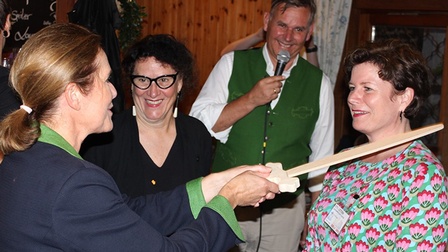 WKOÖ-Vizepräsidentin Angelika Sery-Froschauer ernennt Astrid Fixl-Pummer zur Botschafterin der Kulturhauptstadt.
