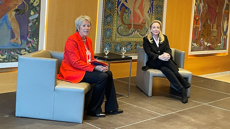 Vorsitzende von „Frau in der Wirtschaft“, Vizepräsidentin der WKS KommR Andrea Stifter mit Dr. Kristina Hammer