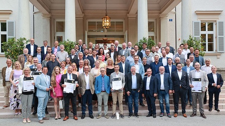 Die Gäste des Sommerfests der Salzburger Versicherungsagenten, bei dem die Top-VA-Zertifikate 2022 überreicht wurden.