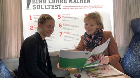 Katharina Loibl (WKS) informiert heute im „Bildungsexpress“ zwischen Salzburg und Saalfelden interessierte Jugendliche über die Möglichkeiten und Vorzüge einer Lehrlingsausbildung. 