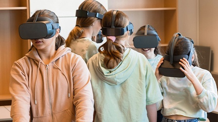 Jugendliche mit VR-Brillen