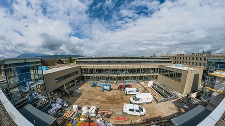Letzte Arbeiten am neuen „Campus Klessheim“, der zu Schulbeginn im Herbst fertiggestellt wird.    