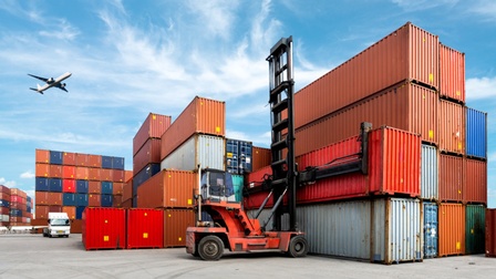  Container bereit für den weiteren Transport, ein Gabelstapler steht parat und ein Flugzeug hebt im Hintergrund ab, Logistikkonzept