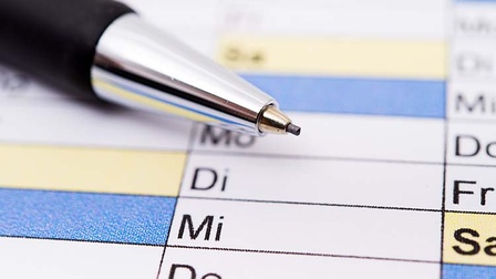 Detailansicht Kugelschreiberspitze auf Kalender liegend