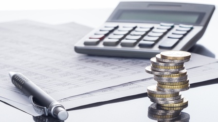 geld, taschenrechner, kuli und dokumente