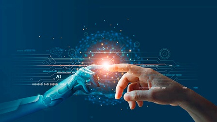 menschliche Hand und Roboterhand berühren sich