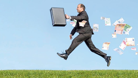 Business-Mann läuft mit Koffer davon; Geldscheine fliegen nach.
