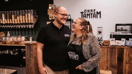 Ken Siemers und Lisa-Marie stehen in ihrem Laden