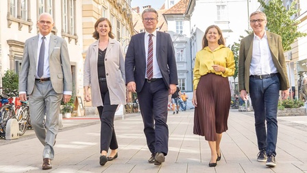 Stolitzka, Eibinger-Miedl, Drexler, Kampus und Herk gehen durch die Hofgasse