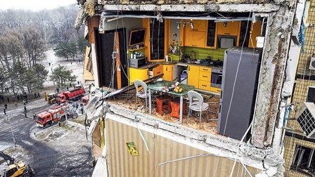 Eine zerbombte Wohnung in der Ukraine. Man sieht von außen in die Küche, weil die Wand weggesprengt wurde.