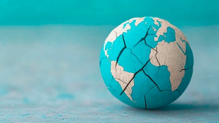 Weltkugel mit Rissen