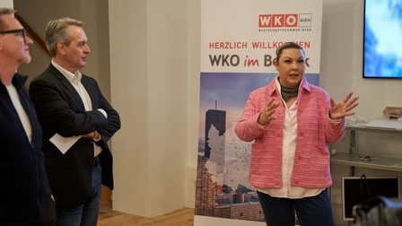 WK Wien-Bezirksobfrau spricht vor Publikum