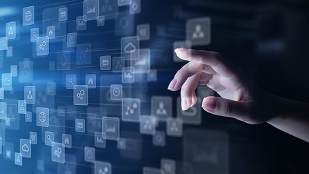 Eine Hand schiebt Icons auf einem digitalen Bildschirm hin und her