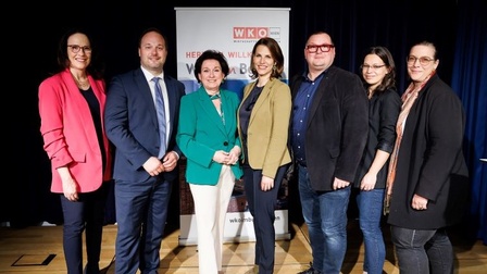 v.l.n.r.:  Kasia Greco (Vizepräsidentin und EPU-Sprecherin der Wirtschaftskammer Wien), Daniel Resch (Bezirksvorsteher Döbling), Margarete Kriz-Zwittkovits (Vizepräsidentin Wirtschaftskammer Wien und WK Wien-Bezirksobfrau Döbling), Karoline Edtstadler (Bundesministerin für EU und Verfassung), Walter Seemann (WK Wien-Bezirksobmann Währing), Martina Pfluger (WK Wien-Bezirksobfrau Hernals), Vera Schmitz (WK Wien-Bezirksobfrau Alsergrund)