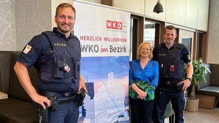 Maria Böhm mit zwei Grätzl Polizisten
