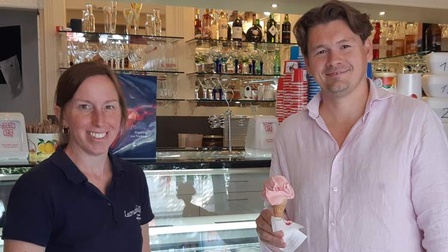 Enöckl mit einem Eis in der Hand neben einer Frau stehend