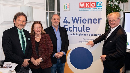 4 Menschen vor dem Roll-up der 4. Wiener Schule