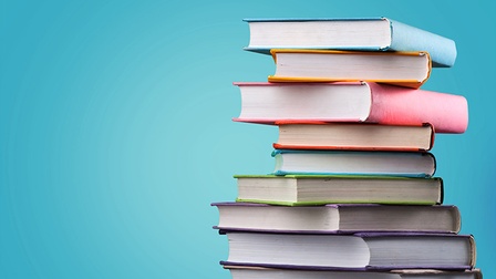 Bunter Bücherstapel auf blauem Hintergrund