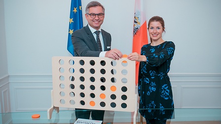 Finanzminister Magnus Brunner mit Barbara Havel, Vorstandsvorsitzende der Jungen Wirtschaft Wien 