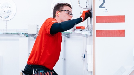 Elektriker bei Werksverrichtung