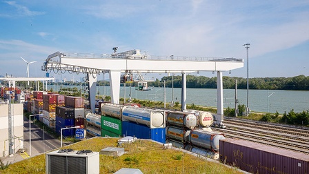 Containerterminal an einem Hafen