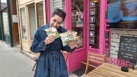 Judith Edelmann mit Chipssackerln in der Hand