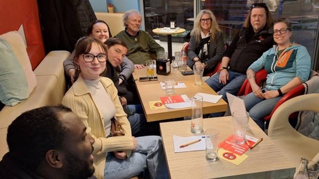 Katharina Graber und Teilnehmer:innen beim Businesstreffen Floridsdorf