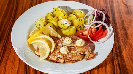 Karpfenfilet in der Pfanne  gebraten, geschröpft
