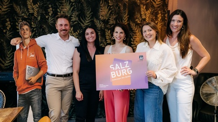 Gruppenbild mit 5 Personen und Pappaufsteller Felix