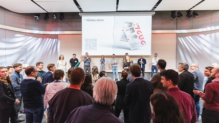 Bild von einem Event mit Speakern und Publikum