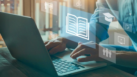 Nahaufnahme einer Person, die vor einem aufgeklapptem Laptop sitzt und auf der Tastatur tippt. Herum sind verschiedene Symbole in Rechtecken abgebildet: zum Beispiel ein Buch, Personen, ein Bildschirm, ein Doktorhut