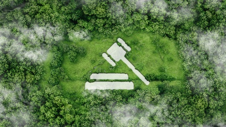 Weiß illustrierter Richterhammer auf wolkenverhangenem Wald in Vogelperspektive