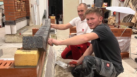Alexander Pfeffer von der Firma Konstruktiva Bau trainiert in der Bauakademie Burgenland-Steiermark schon eifrig mit Ausbilder Werner Hügel. 