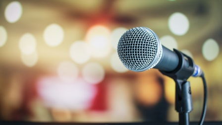 Mikrofon im Fokus und Bokeh im Hintergrund