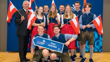 stehend v.l.n.r.:  Leo Jindrak - Vizepräsident WK OÖ, TN Bäckerin Julia Kusel, TN LKW-Technik David Weinberger, TN Modetechnologie Miriam Haider, TN Land-und Baumaschinentechnik Fabian Reisinger, TN Konditorin Jana Bacher, TN Sanitär- und Heizungstechnik René Steinkellner, TN Kälte- und Klimatechnik Simon Warschenhofer  kniend v.l.n.r.: TN Anlagenelektrik Lukas Frühwirth und TN Steinmetz Daniel Hain