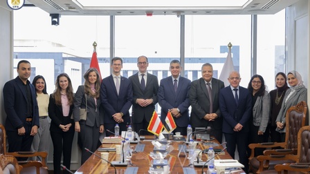 Treffen mit UPA-Chairman Dr. Hesham Stait: Dr. Hesham Stait (6.v.re.), Botschafter Georg Pöstinger (7.v.re.) und WD Georg Krenn (8.v.re.).