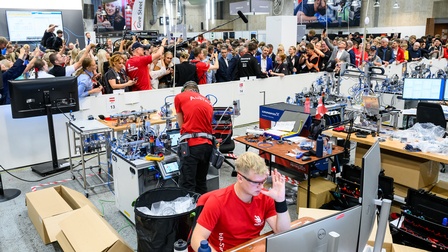 Mechatroniker Noah Scheriau und Leon Korak beim Besuch von Frederik X