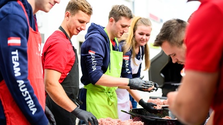 Mit österreichischen Skillsteilnehmern absolvierte Gruber ein Trainingslager in Oberösterreich. Hier beim Kochen mit anderen Teilnehmerinnen und Teilnehmern.