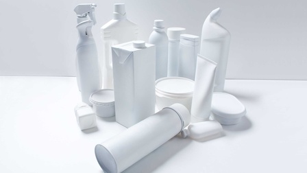 unterschiedliche, weiß eingefärbte Verpackungen 