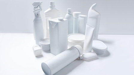 Vektor-Illustration eines hellen Hintergrunds, auf dem verschiedene weiße Verpackungen sind in Form von Tetrapack, Flaschen, Dosen oder Gläschen
