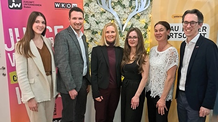 Gruppenfoto vor JW-Banner