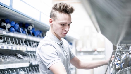 Ein Installateur im Materiallager bei der Zusammenstellung des benötigten Materials